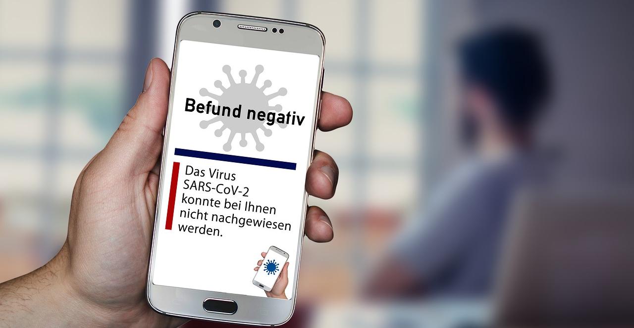 Symbolbild: ein negativer Corona-Test Symbolbild: ein negatives Testergebnis auf einem Smartphone