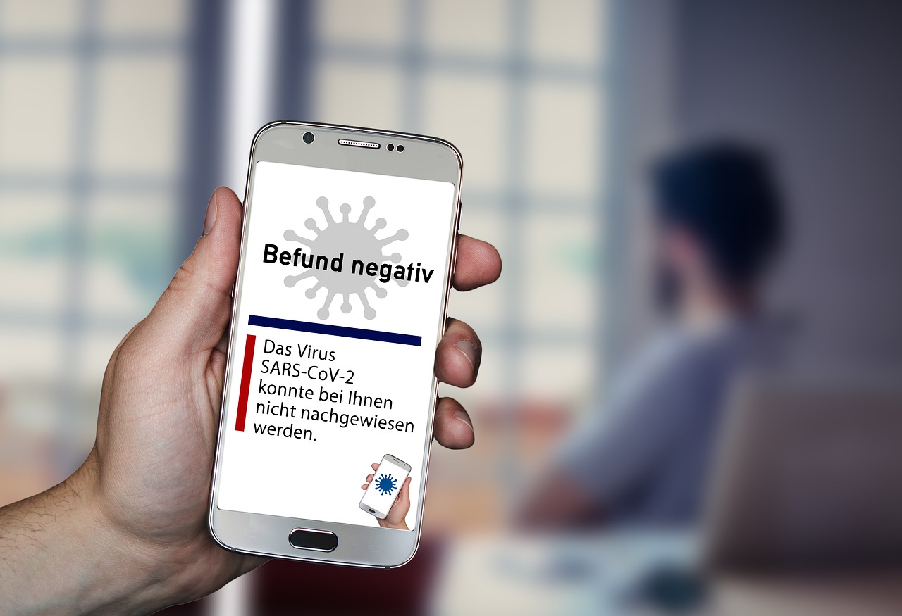 Symbolbild: ein negatives Testergebnis auf einem Smartphone Symbolbild: ein negatives Testergebnis auf einem Smartphone