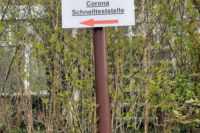 Foto eines Wegweisers zum Testzentrum